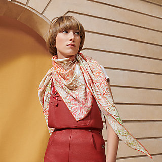 HERMES(エルメス) ストール(ショール)美品  トライアングル ジェアン アイボリー×マルチ Flamingo Party Coloriage カシミヤ、シルク gallery-rare_10616956